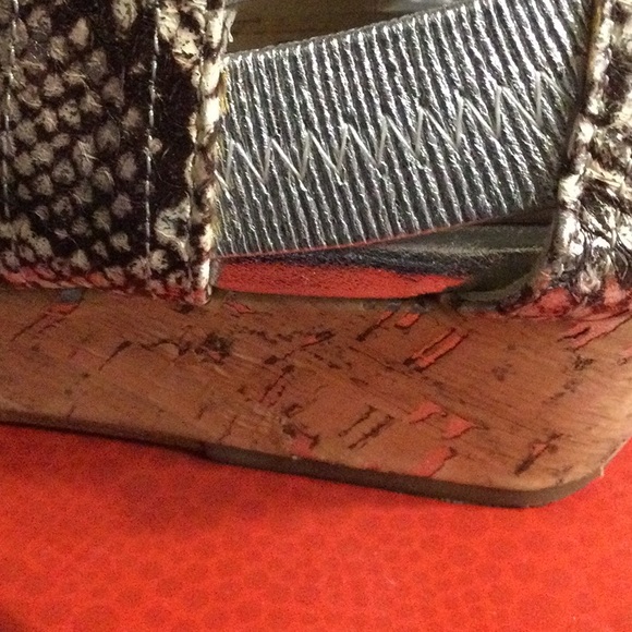 Donald J. Pliner Silver Metallic Snake Print Sandal Size 8 very gently worn - Picture 11 of 15